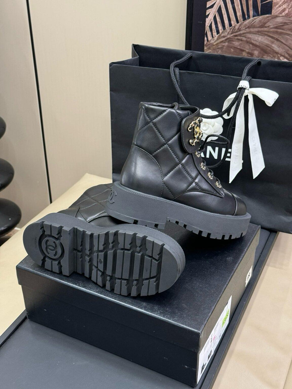 Chanel Parlak Keçi Derisi Dana Derisi Kapitone Savaş Botu - Glimmer of Luxury