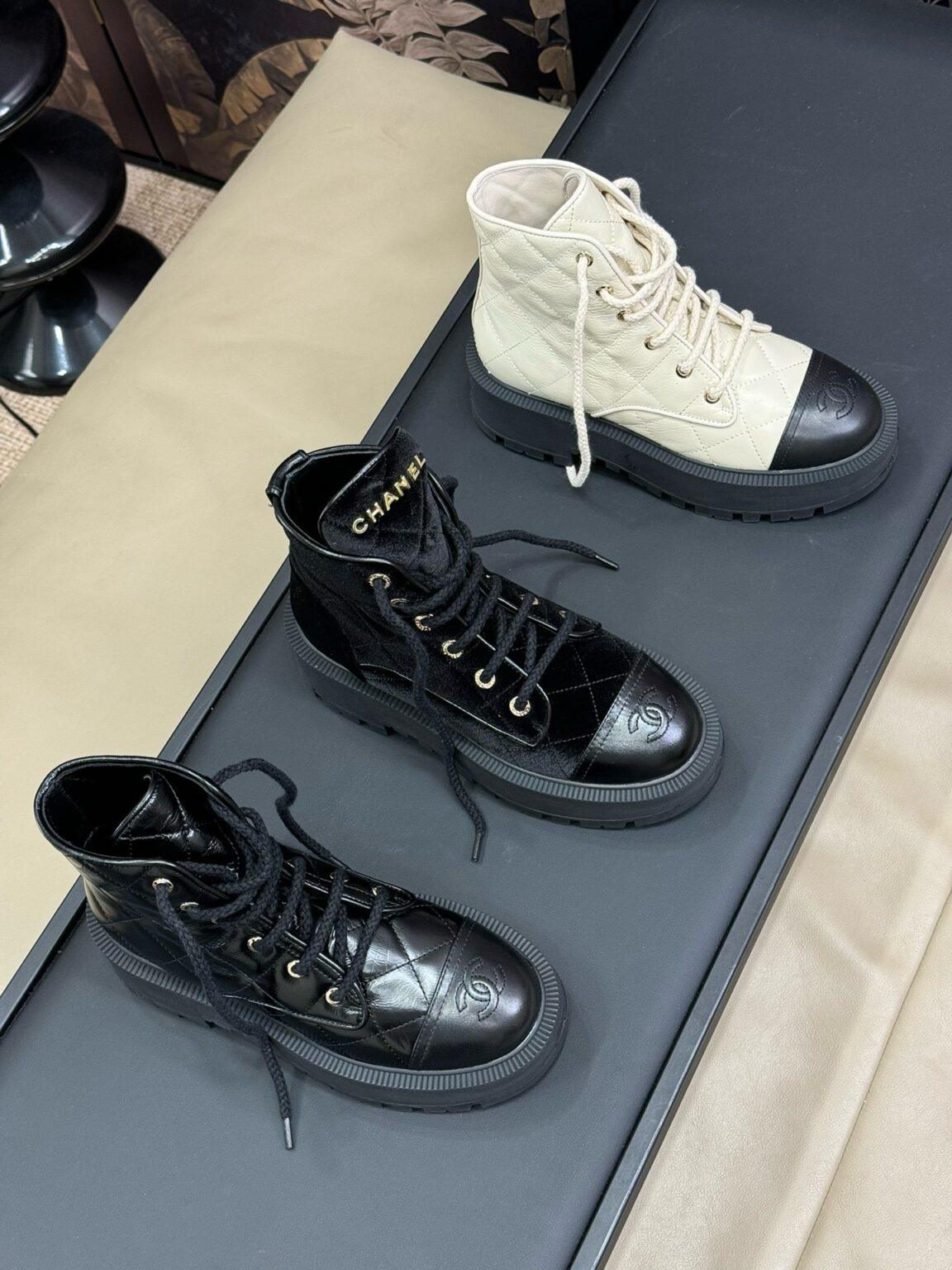 Chanel Parlak Keçi Derisi Dana Derisi Kapitone Savaş Botu - Glimmer of Luxury