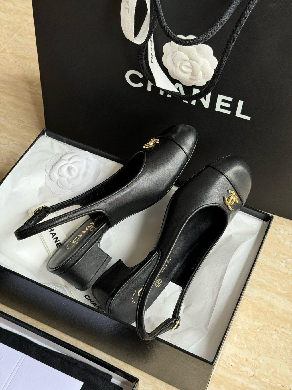 Chanel 2024 Yün ve Dana Derisi Arkadan Bağlamalı Ayakkabılar - Glimmer of Luxury