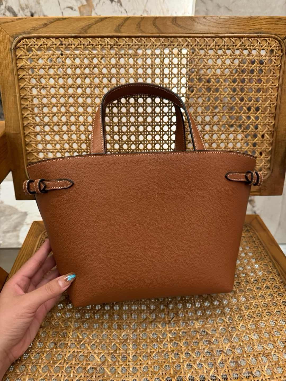 Celine Cabas Anaïs Taneli Dana Derisinden - Glimmer of Luxury