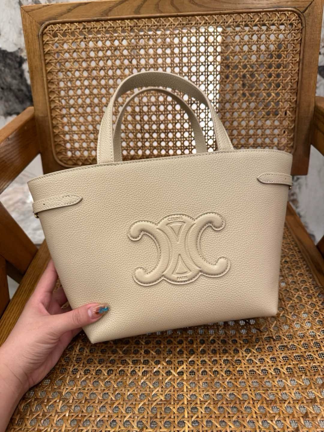 Celine Cabas Anaïs Taneli Dana Derisinden - Glimmer of Luxury