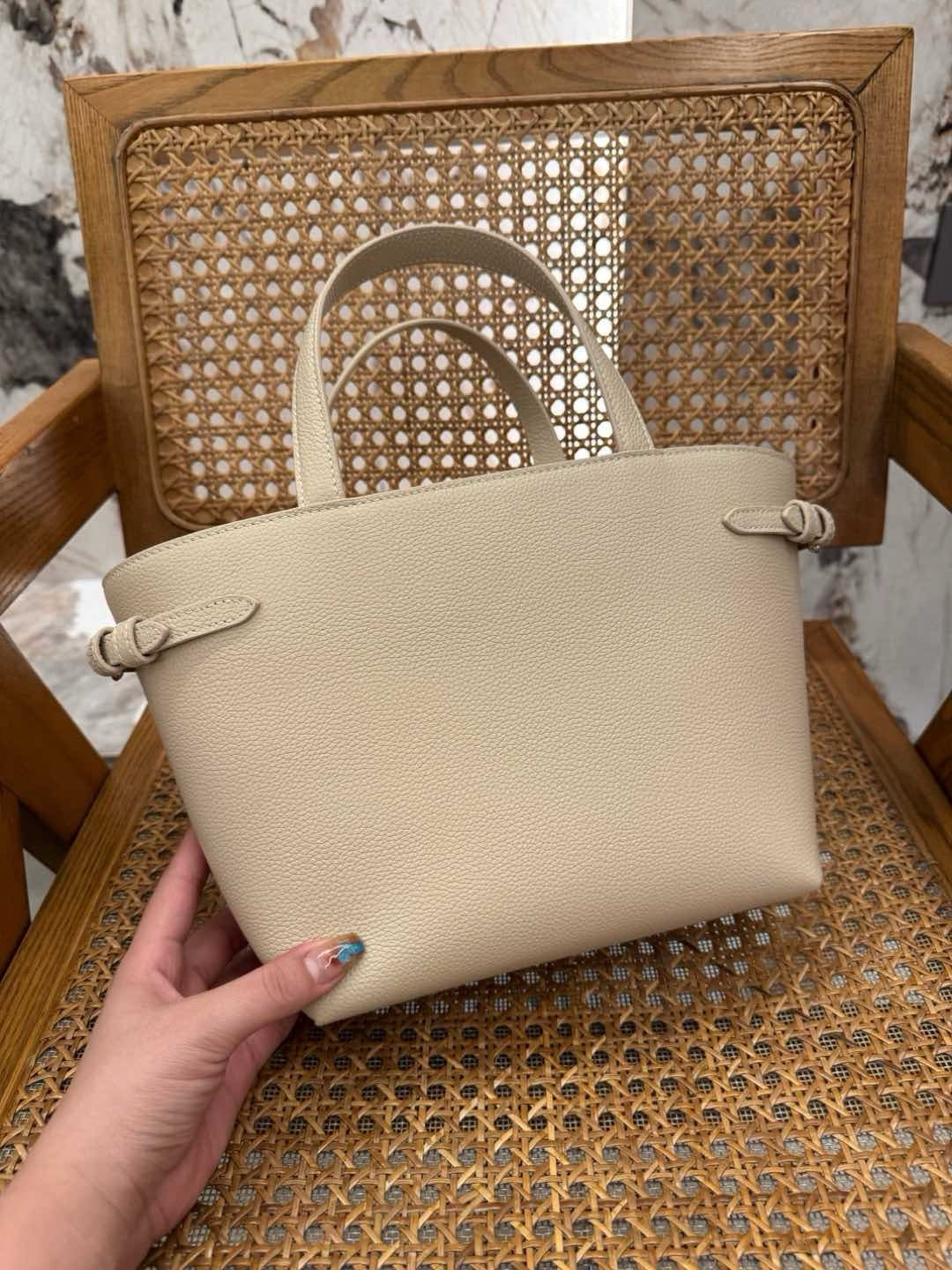 Celine Cabas Anaïs Taneli Dana Derisinden - Glimmer of Luxury