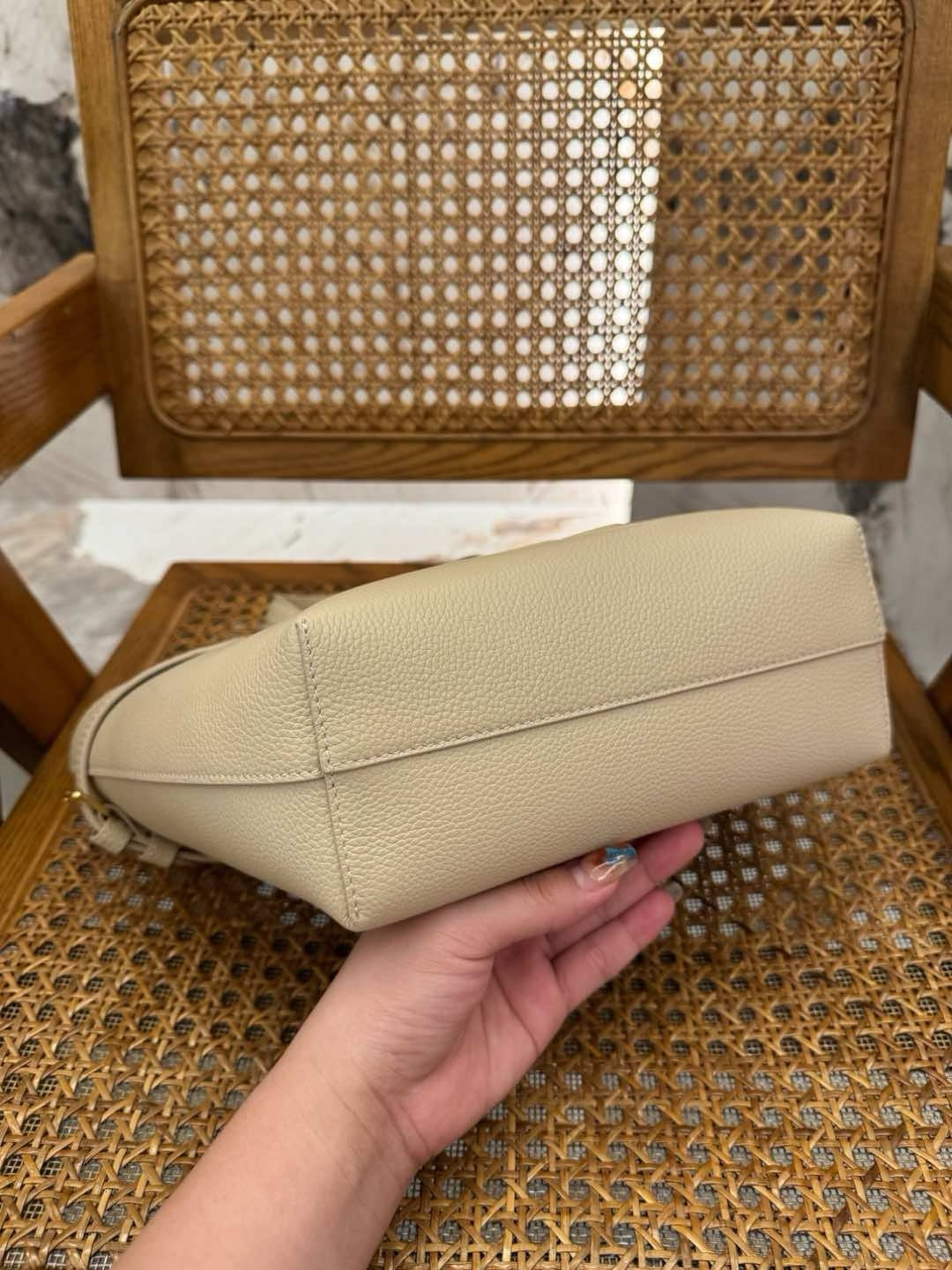 Celine Cabas Anaïs Taneli Dana Derisinden - Glimmer of Luxury