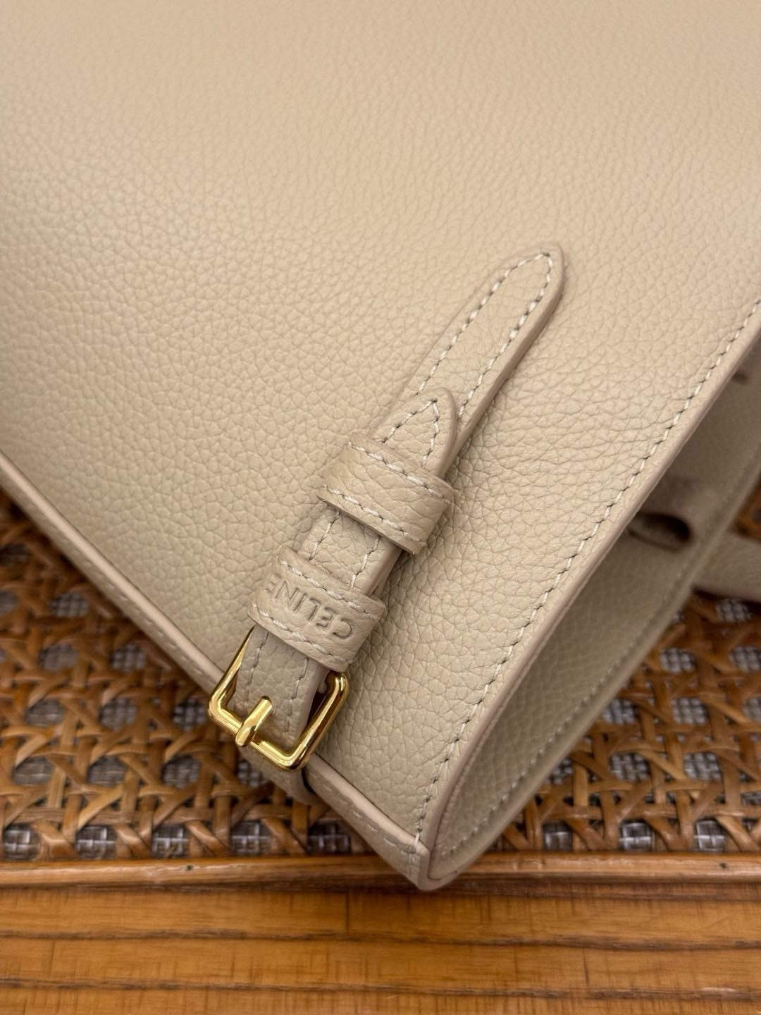 Celine Cabas Anaïs Taneli Dana Derisinden - Glimmer of Luxury