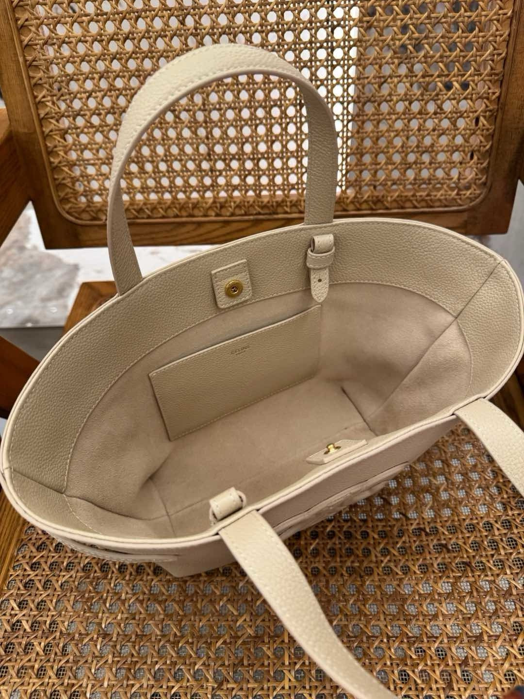 Celine Cabas Anaïs Taneli Dana Derisinden - Glimmer of Luxury