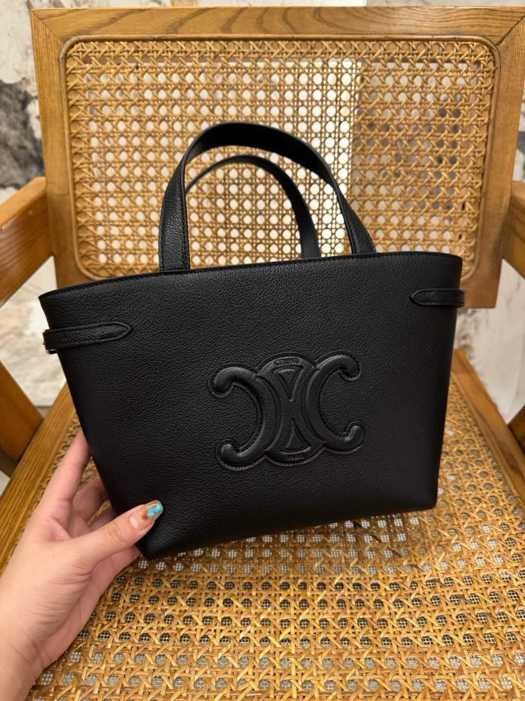 Celine Cabas Anaïs Taneli Dana Derisinden - Glimmer of Luxury