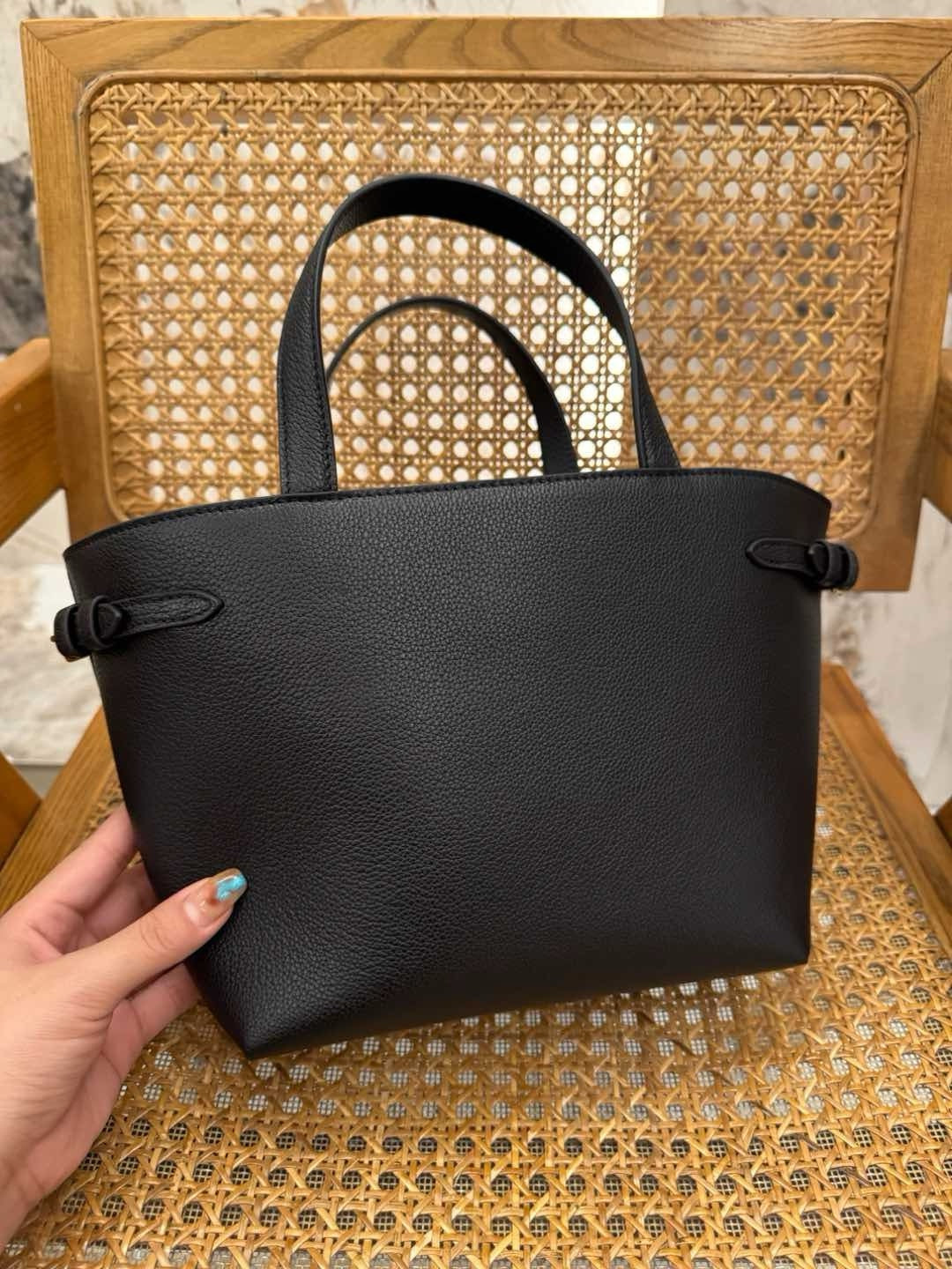 Celine Cabas Anaïs Taneli Dana Derisinden - Glimmer of Luxury