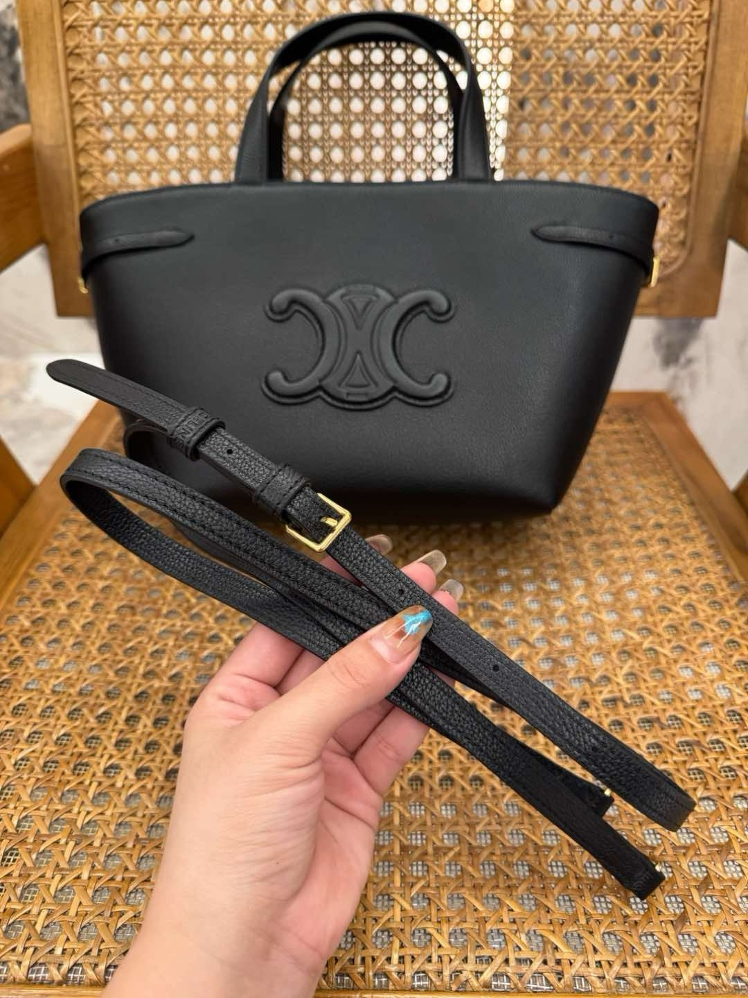 Celine Cabas Anaïs Taneli Dana Derisinden - Glimmer of Luxury