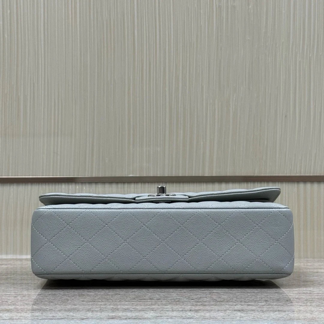 Chanel Flap Orta Boy Çanta Havyar Deri 2024 Açık Mavi - Glimmer of Luxury