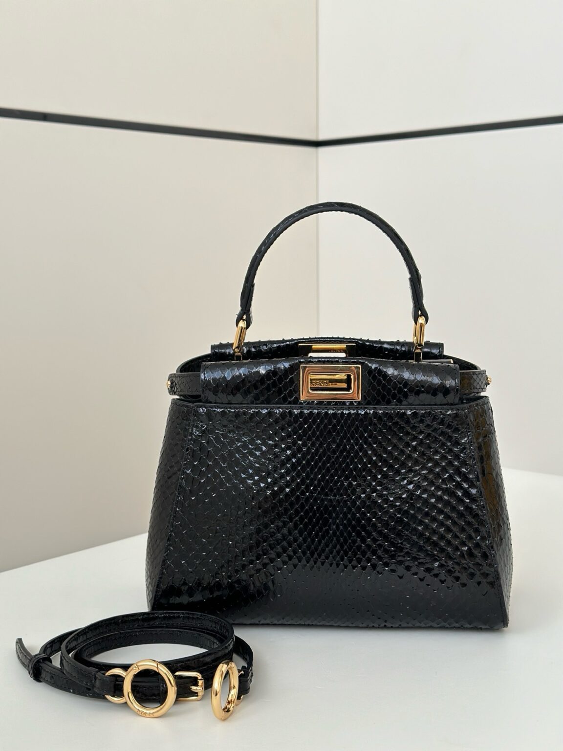 Fendi Peekaboo Mini Siyah Piton Deri Çanta - Glimmer of Luxury