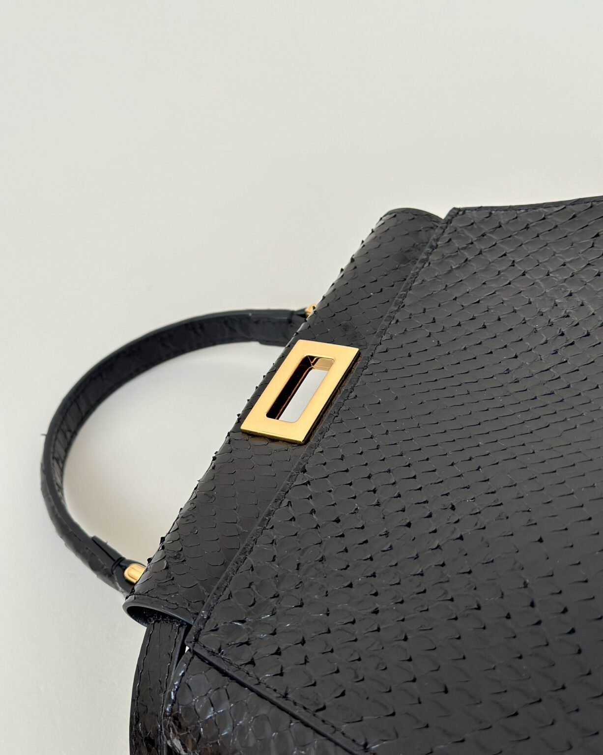 Fendi Peekaboo Mini Siyah Piton Deri Çanta - Glimmer of Luxury