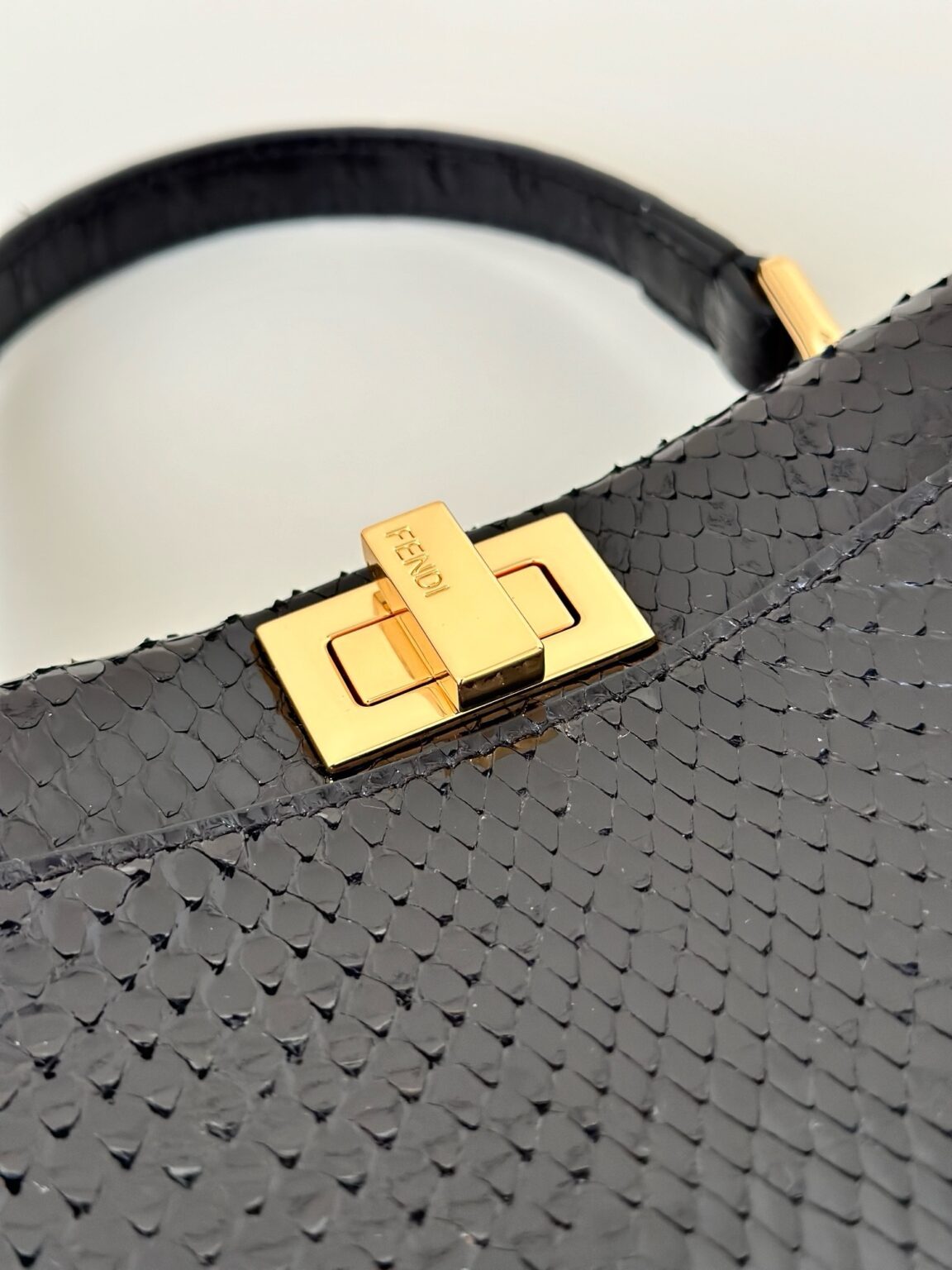 Fendi Peekaboo Mini Siyah Piton Deri Çanta - Glimmer of Luxury