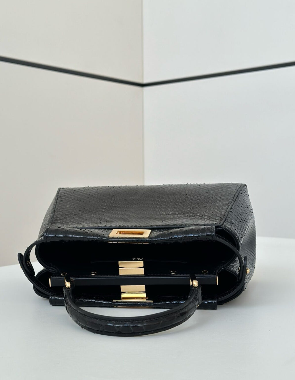Fendi Peekaboo Mini Siyah Piton Deri Çanta - Glimmer of Luxury