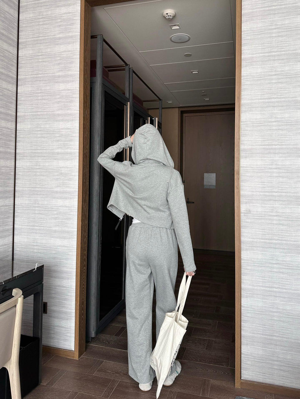 Loewe 24/SS Yeni Sonbahar ve Kış Kapüşonlu Ceket ve Geniş Paça Pantalonlu Takım - Glimmer of Luxury