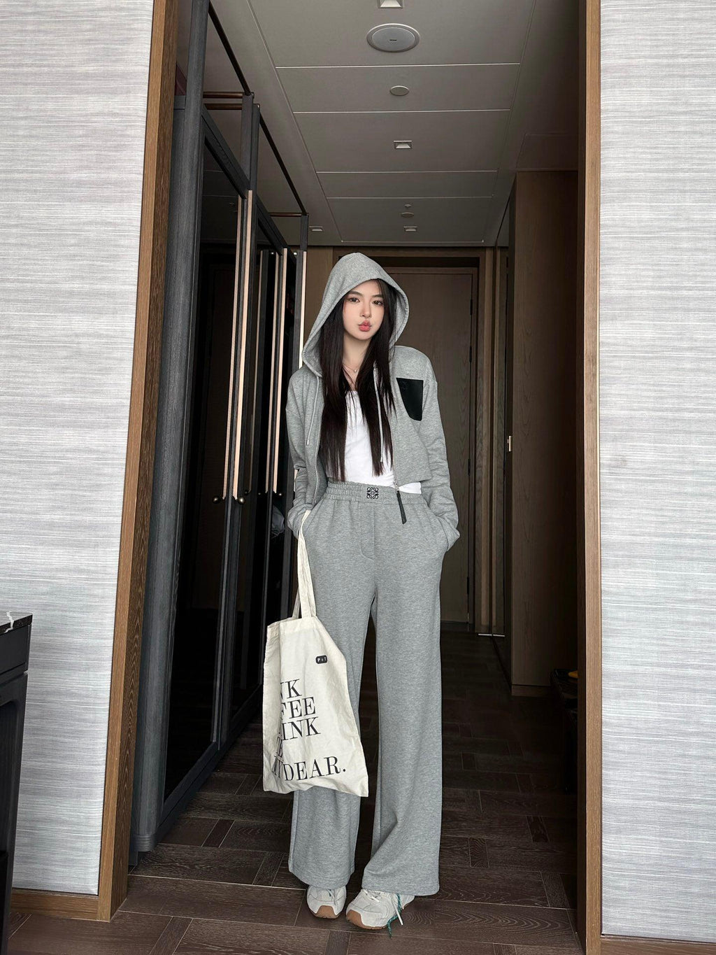 Loewe 24/SS Yeni Sonbahar ve Kış Kapüşonlu Ceket ve Geniş Paça Pantalonlu Takım - Glimmer of Luxury