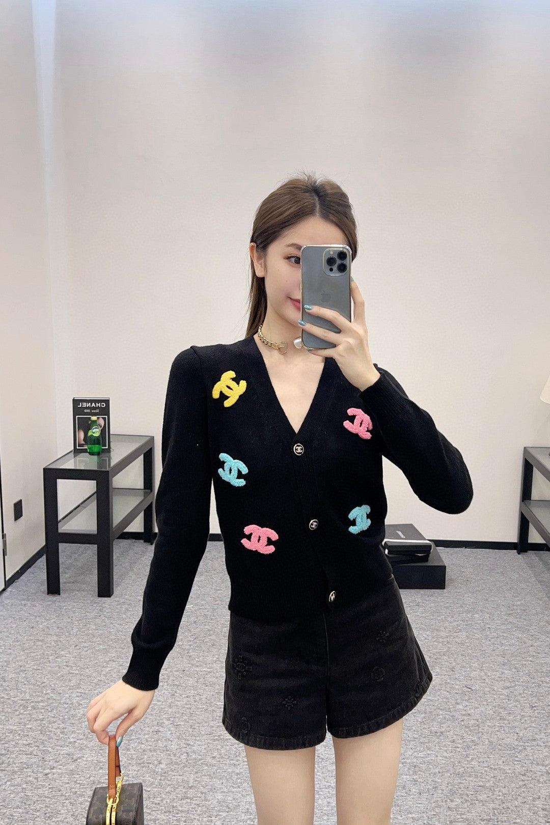 Chanel 2024 Renkli Peluş İşlemeli CC Örgü Hırka - Glimmer of Luxury