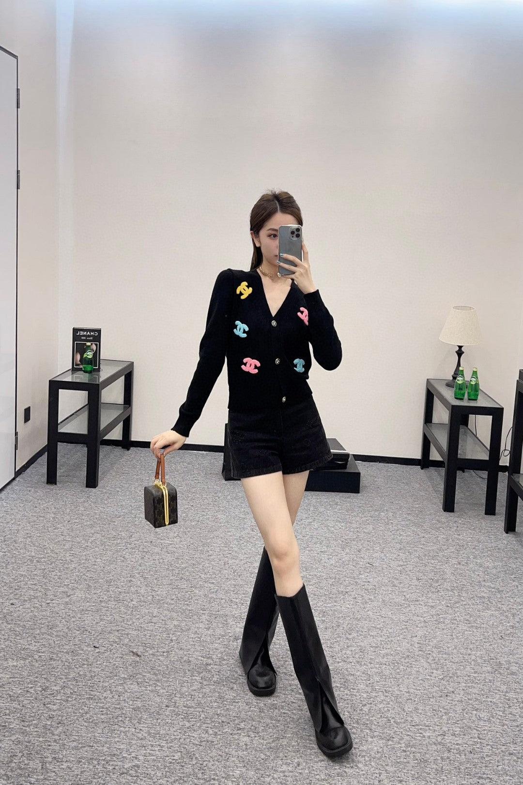 Chanel 2024 Renkli Peluş İşlemeli CC Örgü Hırka - Glimmer of Luxury