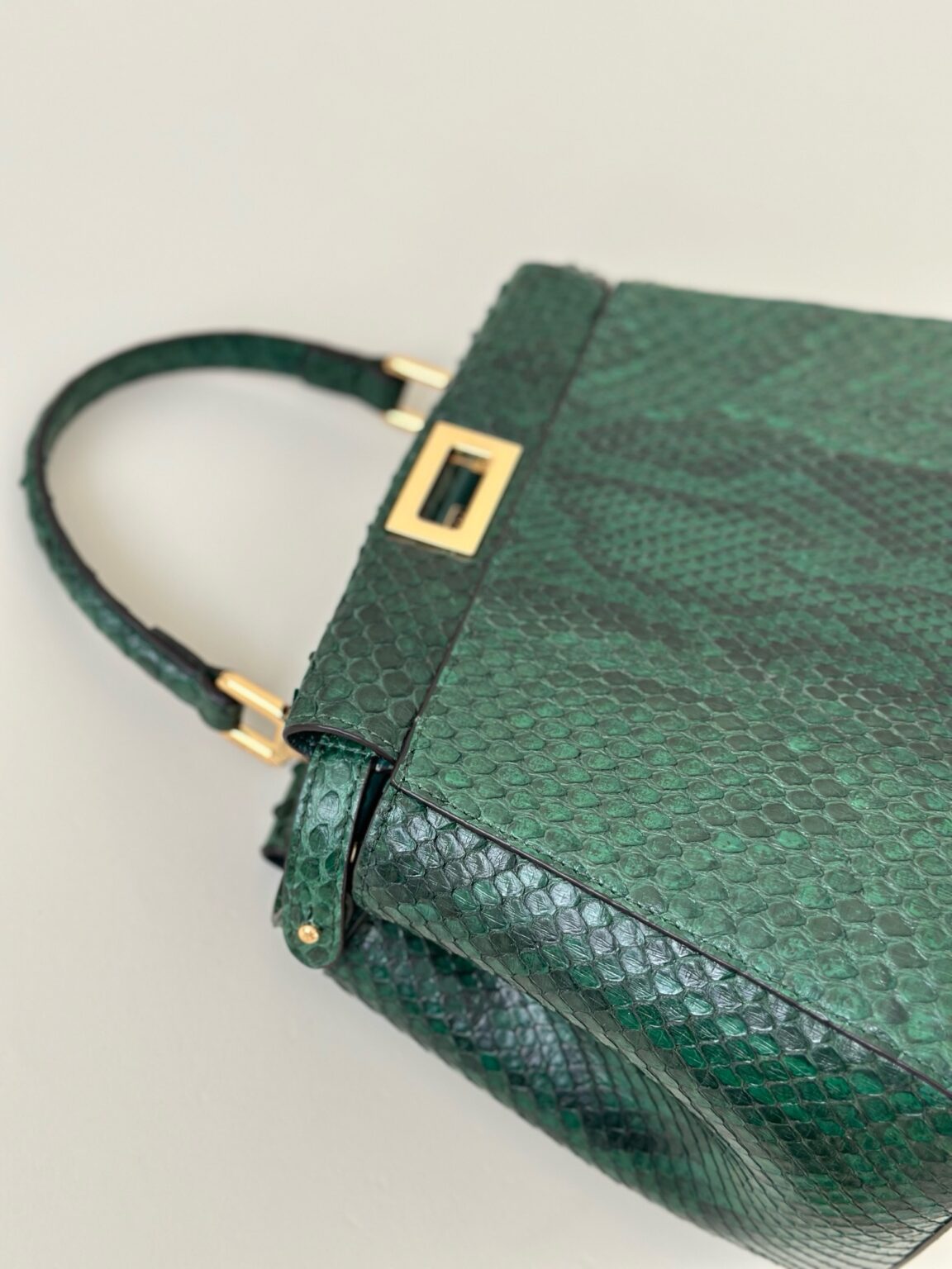 Fendi Peekaboo Mini Siyah Piton Deri Çanta - Glimmer of Luxury