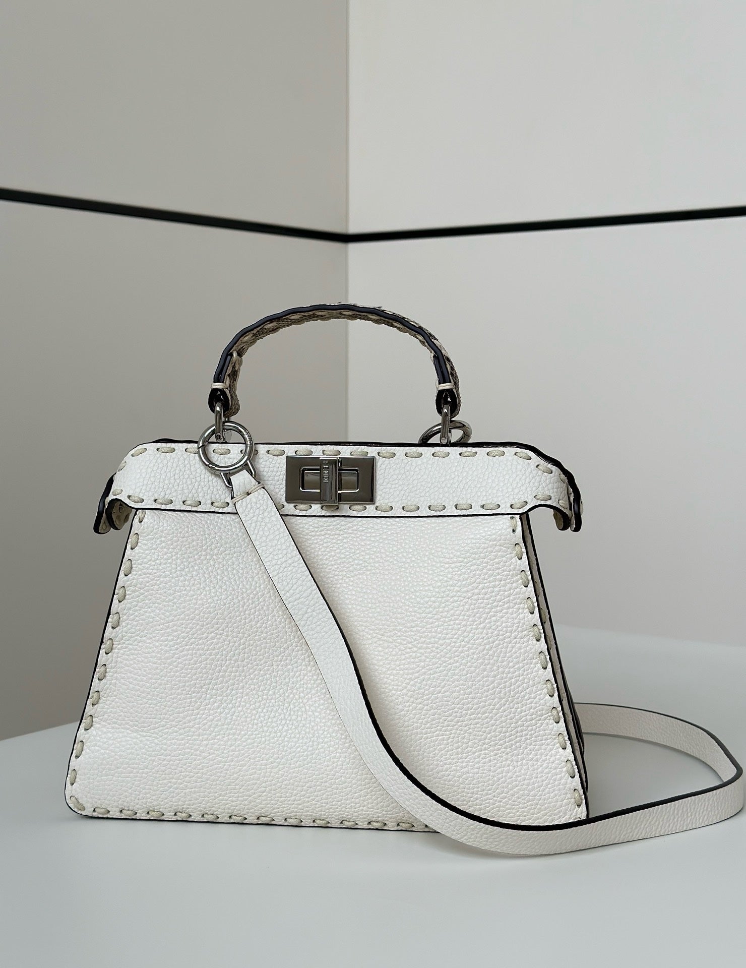 Fendi Peekaboo Mini ISeeU - Egzotik Detaylara Sahip Selleria Çanta - Glimmer of Luxury