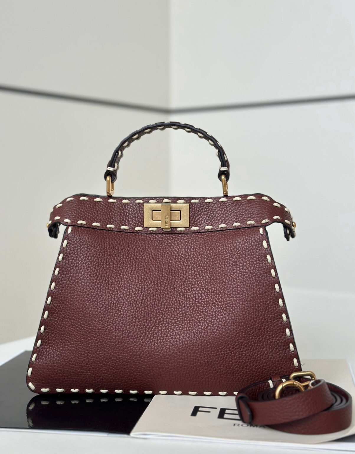 Fendi Peekaboo Mini ISeeU - Egzotik Detaylara Sahip Selleria Çanta - Glimmer of Luxury