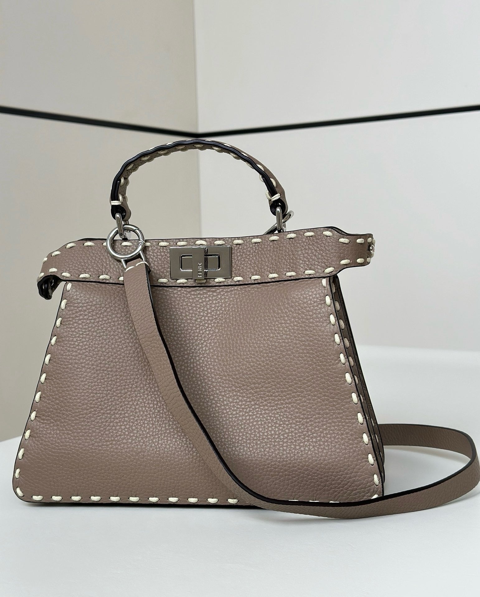 Fendi Peekaboo Mini ISeeU - Egzotik Detaylara Sahip Selleria Çanta - Glimmer of Luxury