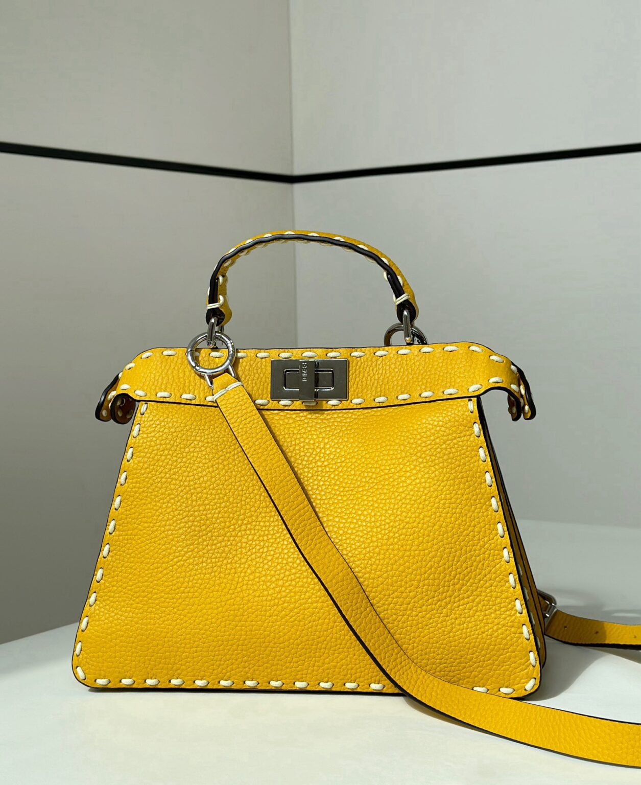 Fendi Peekaboo Mini ISeeU - Egzotik Detaylara Sahip Selleria Çanta - Glimmer of Luxury