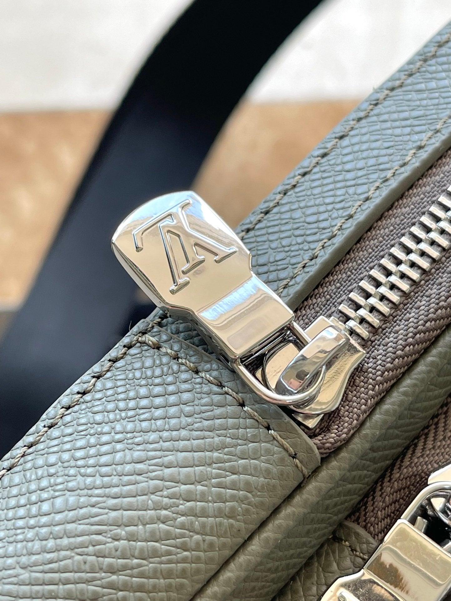 Louis Vuitton M30973 Asker Yeşili Slingback Omuz Çantası - Glimmer of Luxury