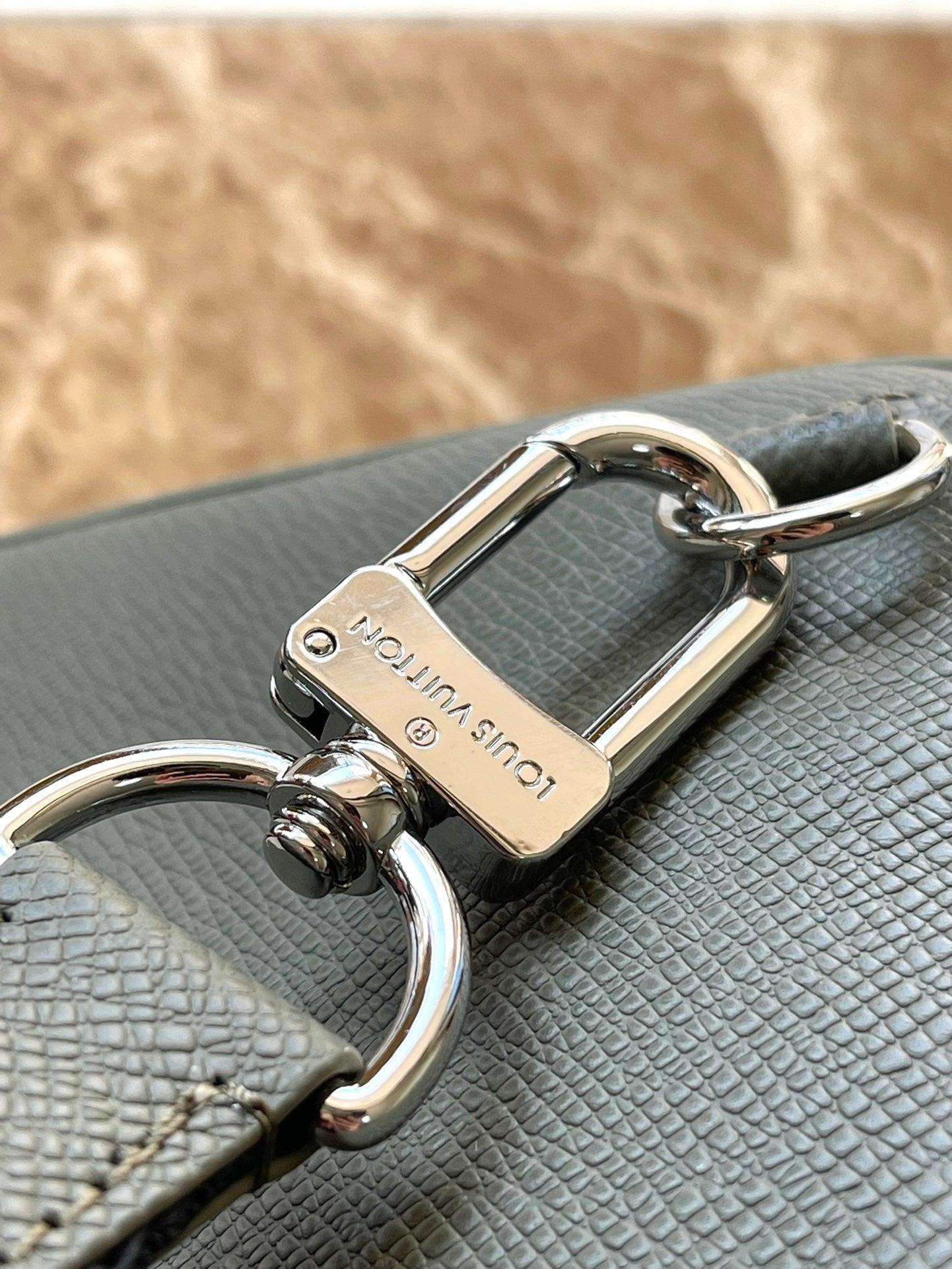 Louis Vuitton M30973 Asker Yeşili Slingback Omuz Çantası - Glimmer of Luxury