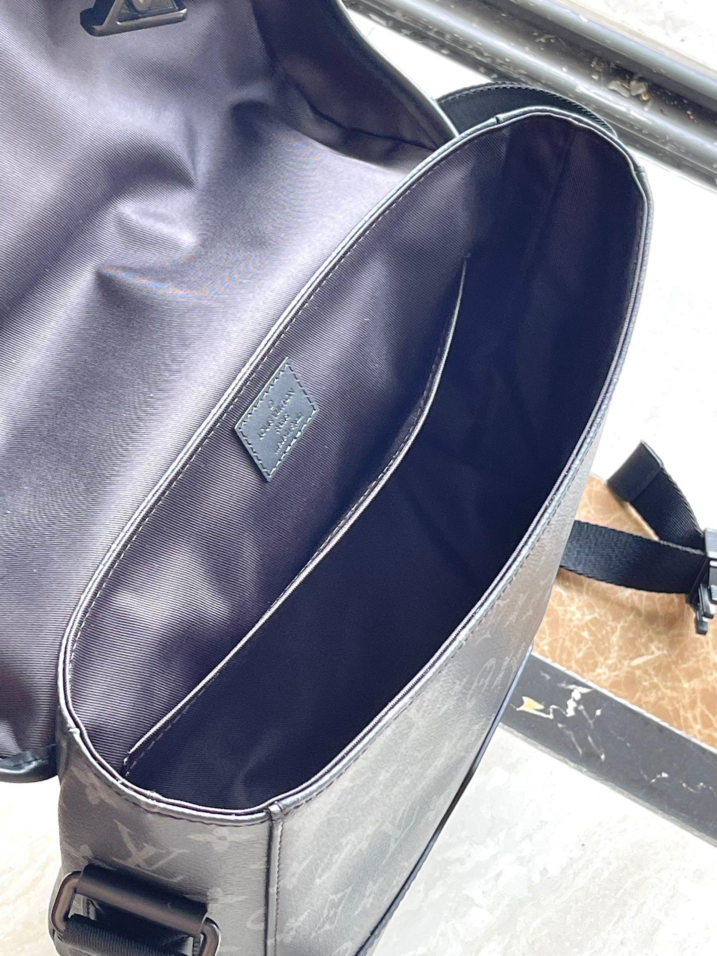 Louis Vuitton M25121 Siyah Çiçek Voyager Küçük Postacı Çantası - Glimmer of Luxury