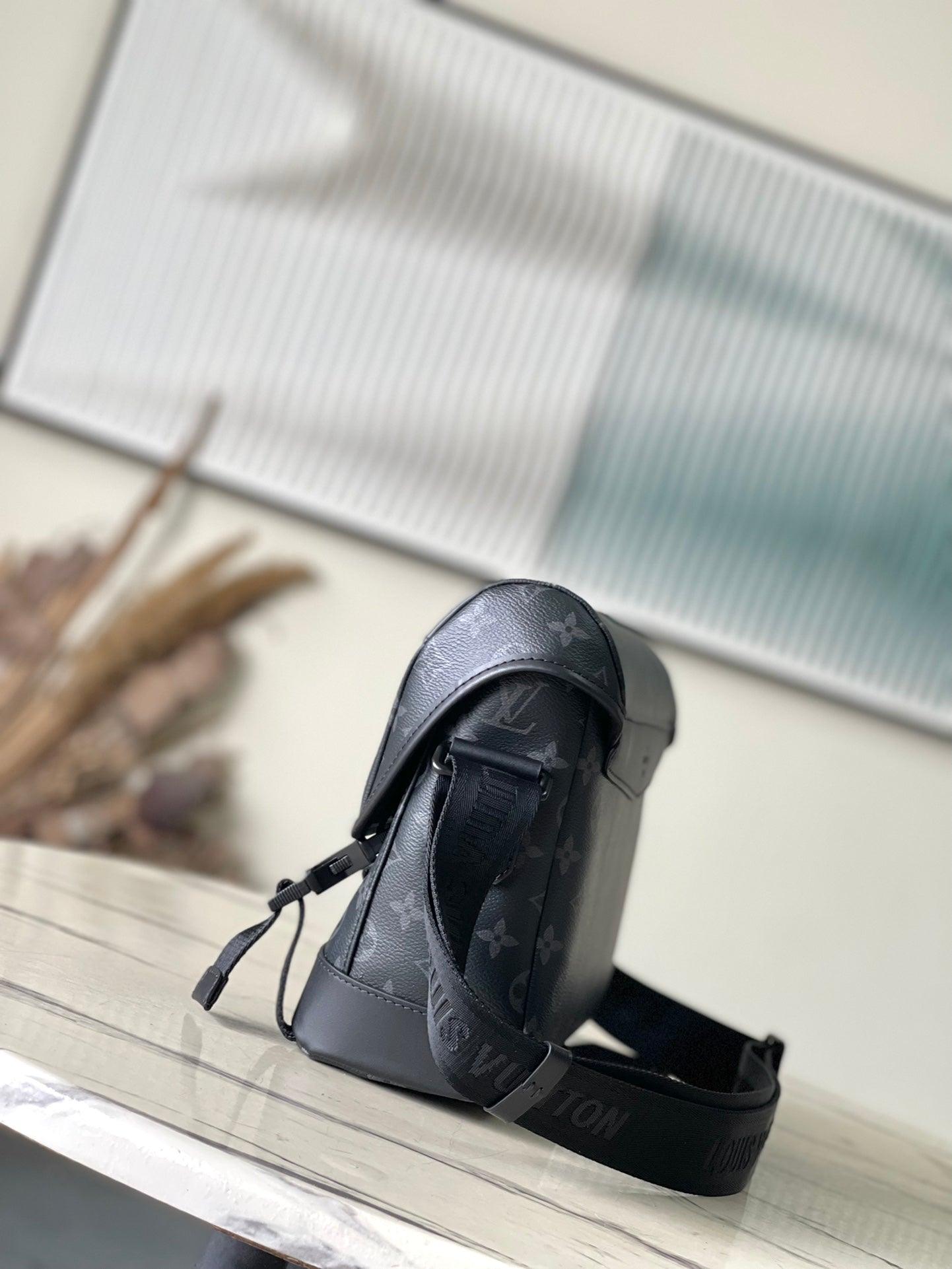 Louis Vuitton M25121 Siyah Çiçek Voyager Küçük Postacı Çantası - Glimmer of Luxury