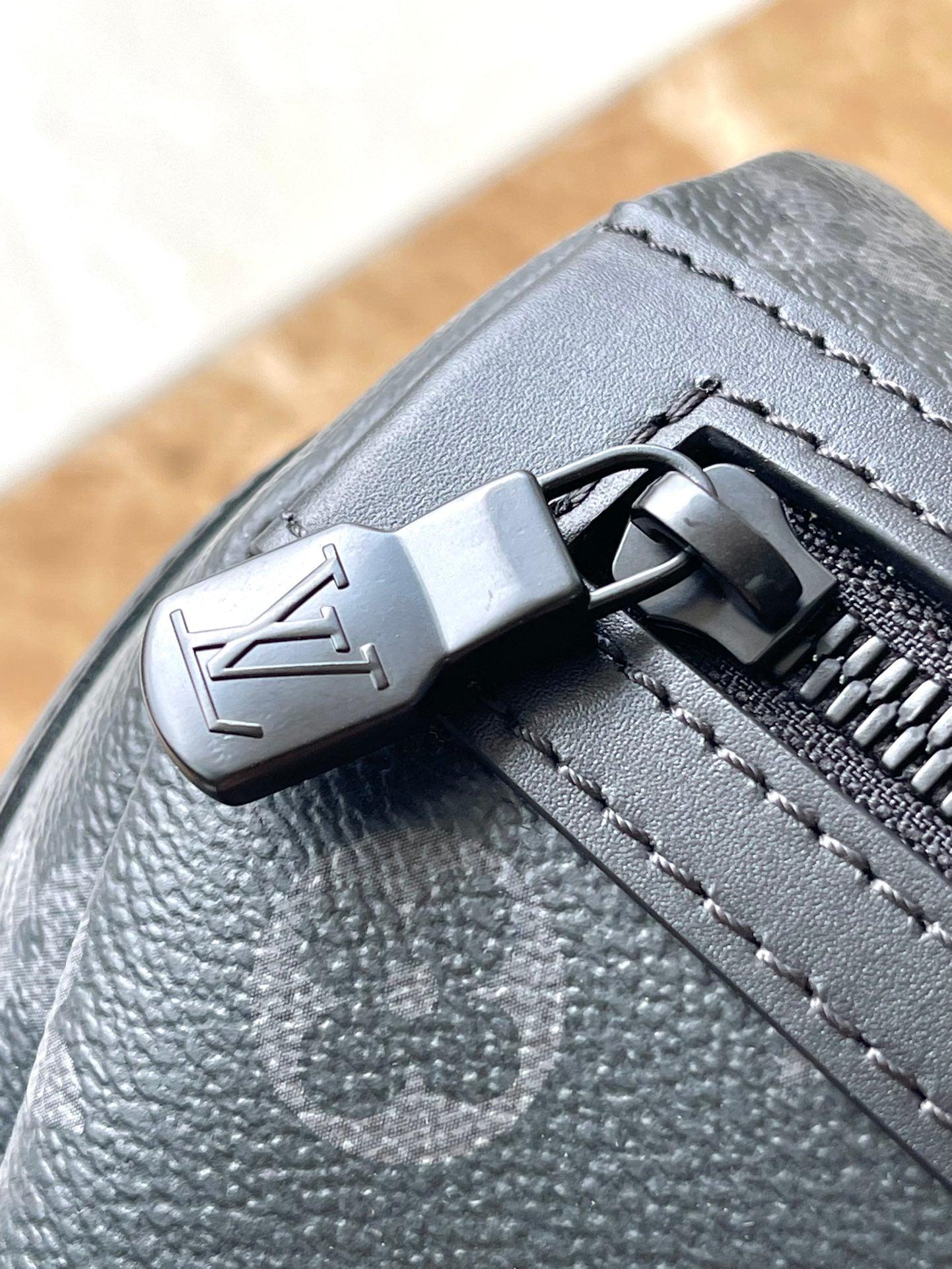 Louis Vuitton M25121 Siyah Çiçek Voyager Küçük Postacı Çantası - Glimmer of Luxury