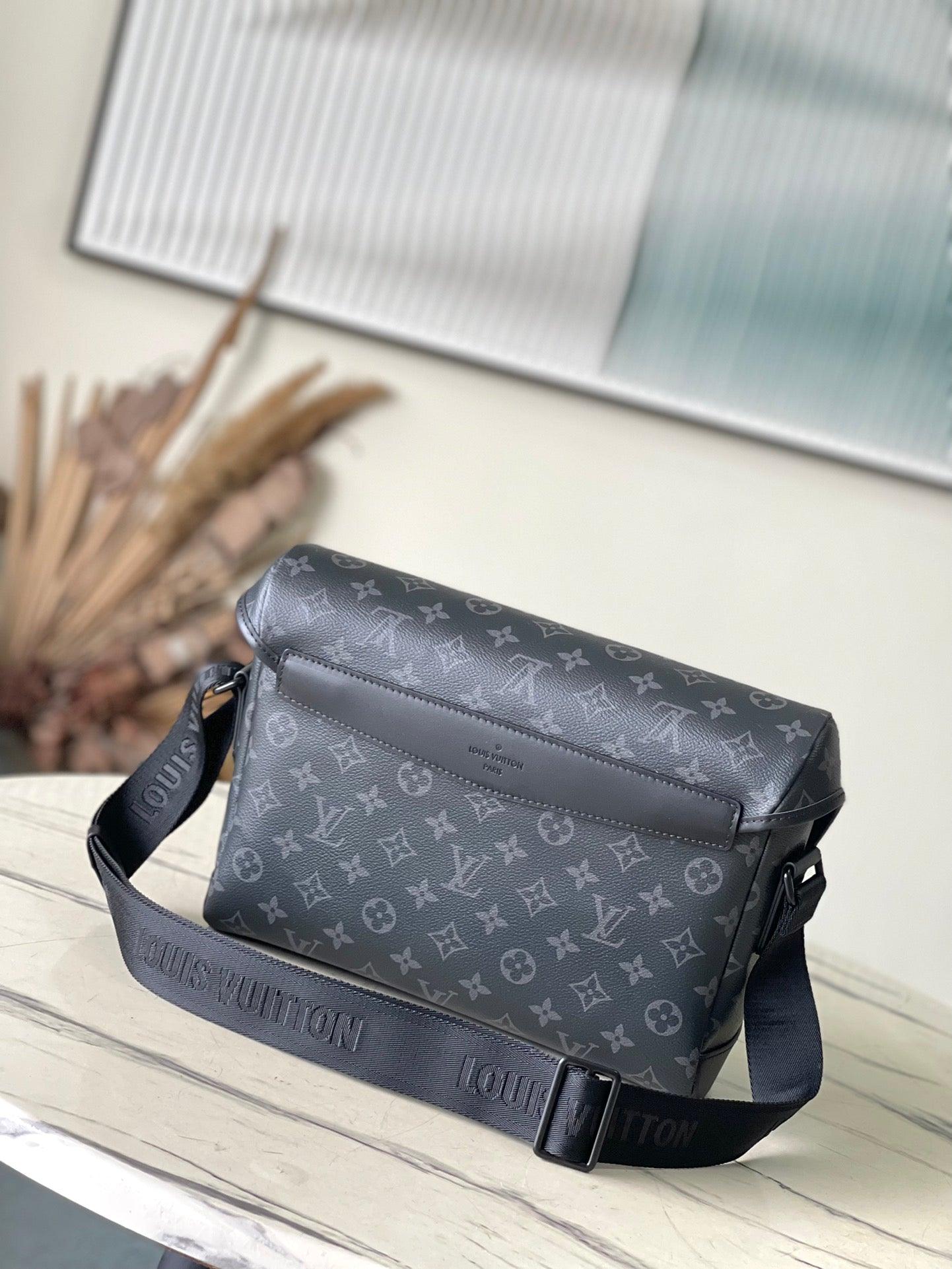 Louis Vuitton M25121 Siyah Çiçek Voyager Küçük Postacı Çantası - Glimmer of Luxury