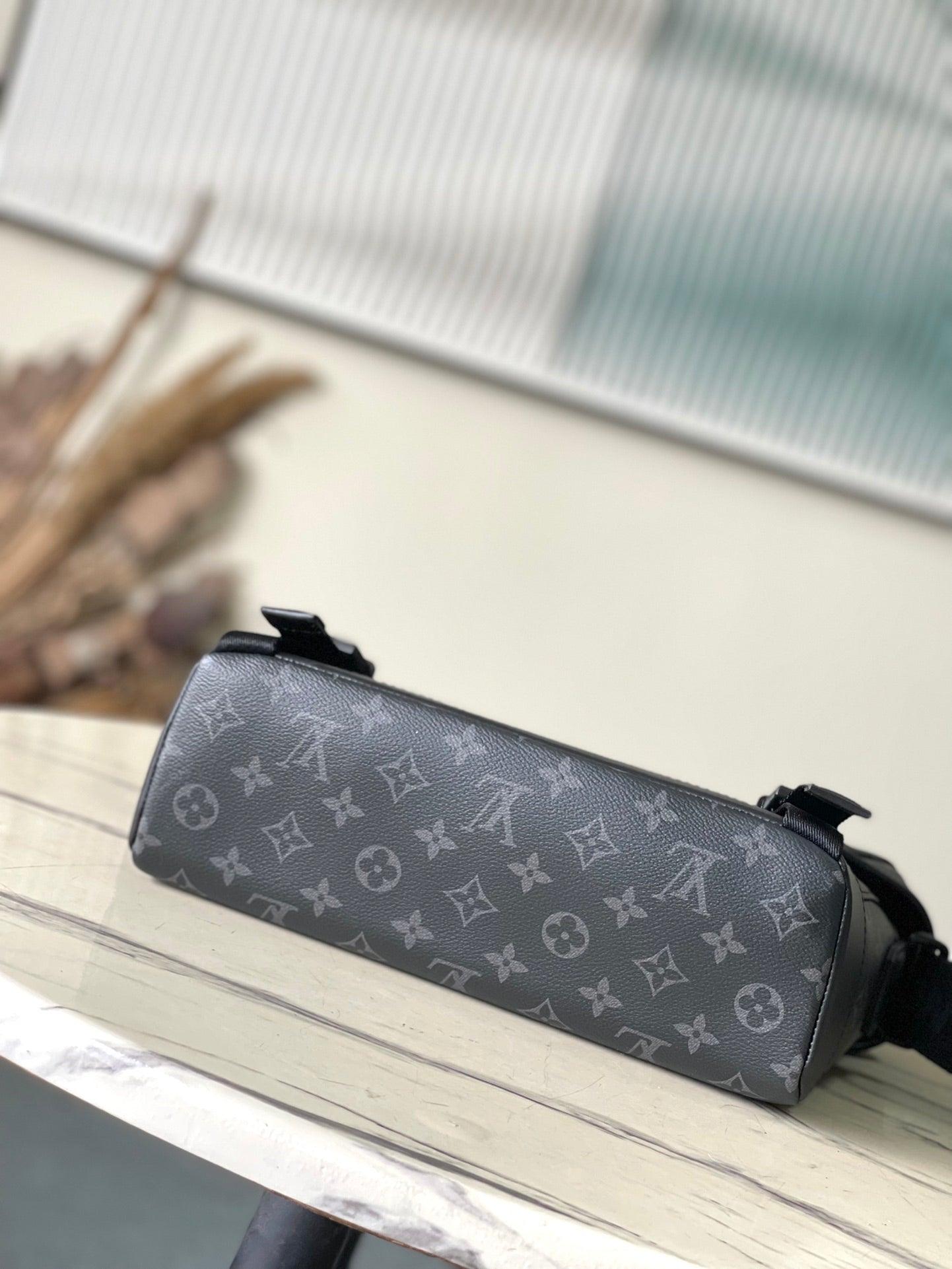 Louis Vuitton M25121 Siyah Çiçek Voyager Küçük Postacı Çantası - Glimmer of Luxury