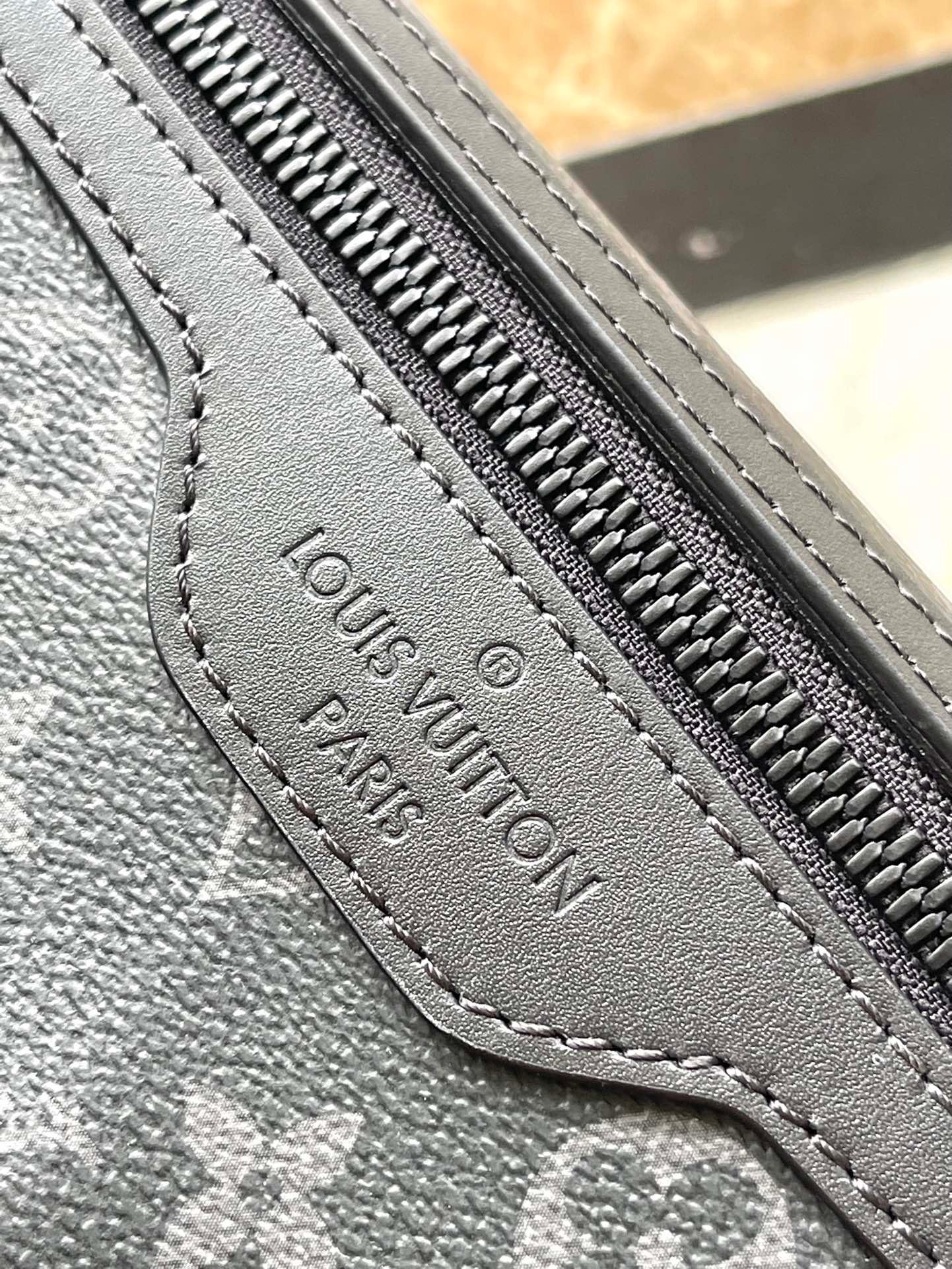 Louis Vuitton M25121 Siyah Çiçek Voyager Küçük Postacı Çantası - Glimmer of Luxury
