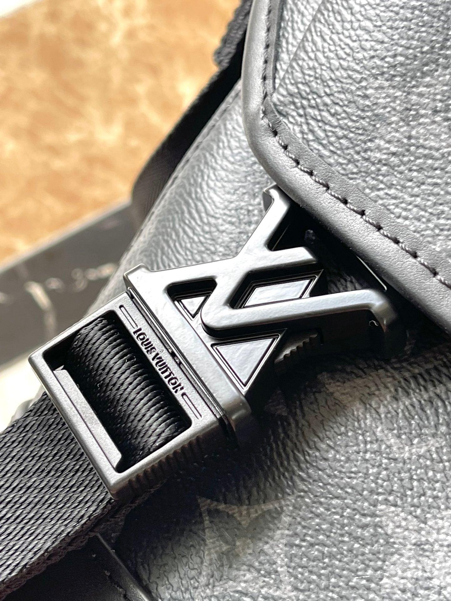 Louis Vuitton M25121 Siyah Çiçek Voyager Küçük Postacı Çantası - Glimmer of Luxury