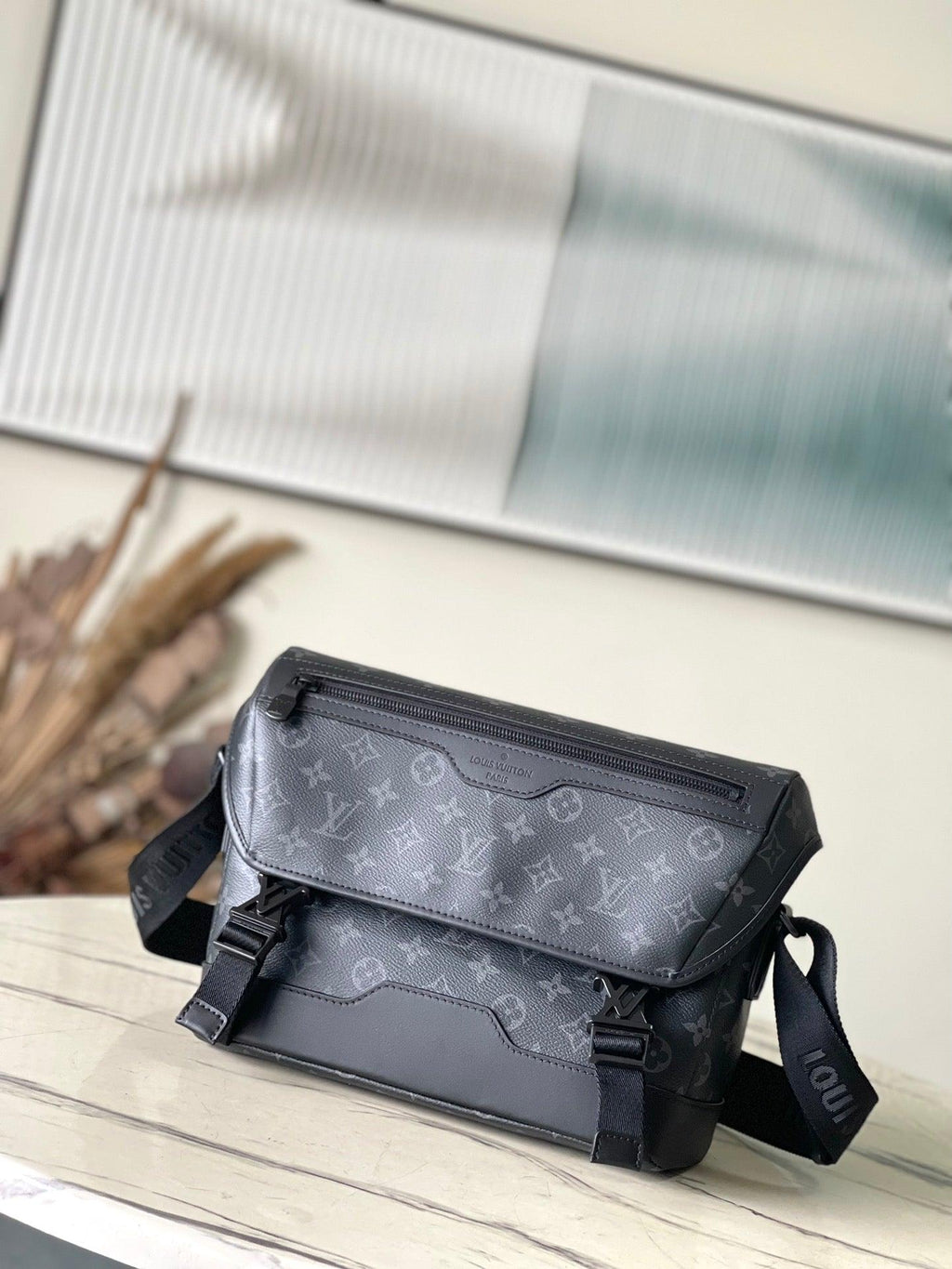 Louis Vuitton M25121 Siyah Çiçek Voyager Küçük Postacı Çantası - Glimmer of Luxury