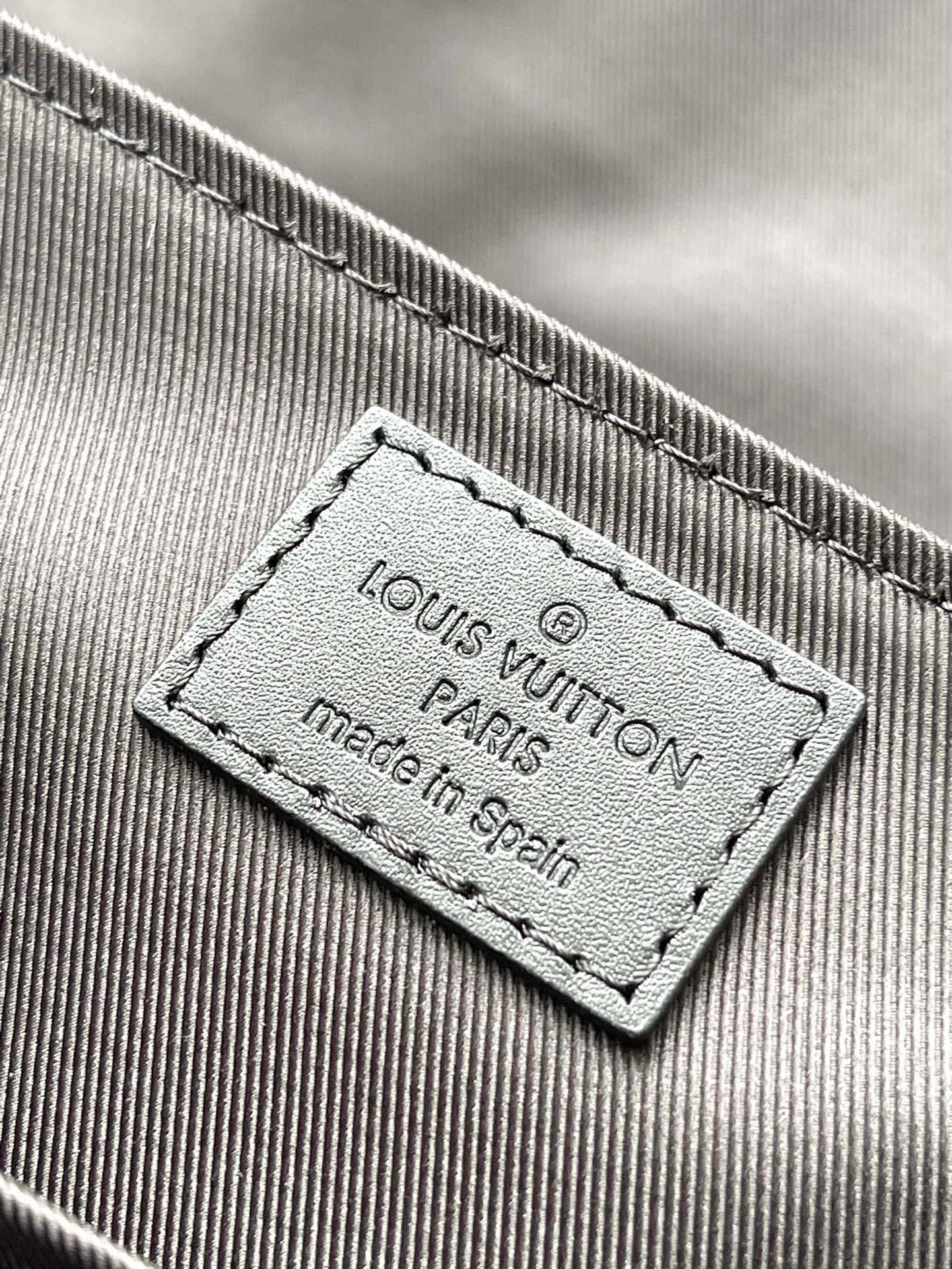 Louis Vuitton M25121 Siyah Çiçek Voyager Küçük Postacı Çantası - Glimmer of Luxury