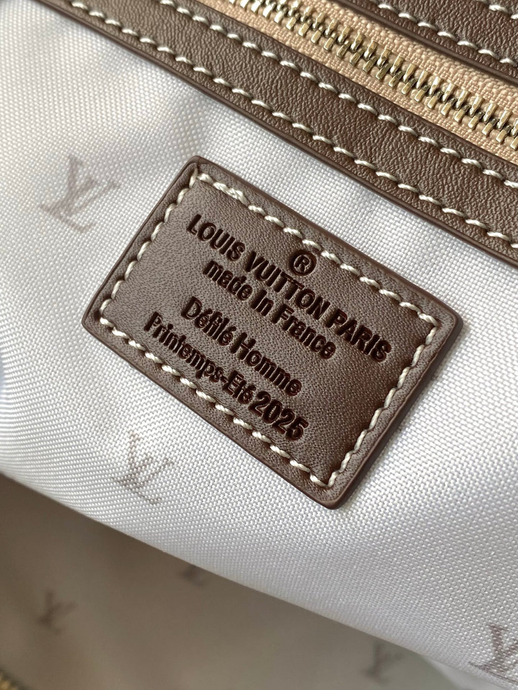 LV Keepall Bandoulière 50 – M26127 Design