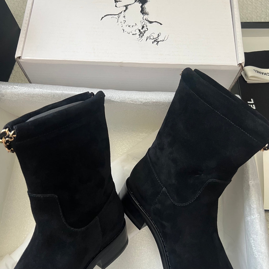 CHANEL – بوت شانيل للكاحل بسحّاب خلفي | خريف/شتاء 2026