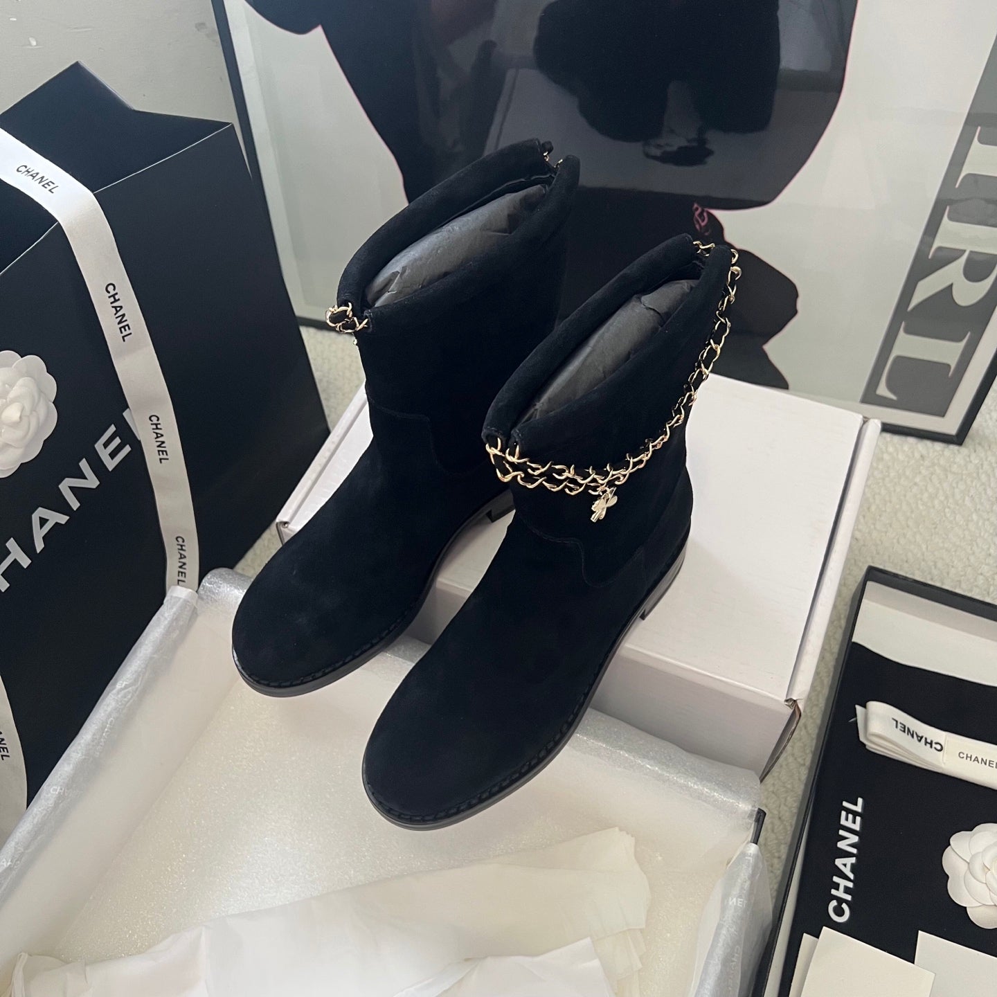 CHANEL – بوت شانيل للكاحل بسحّاب خلفي | خريف/شتاء 2026