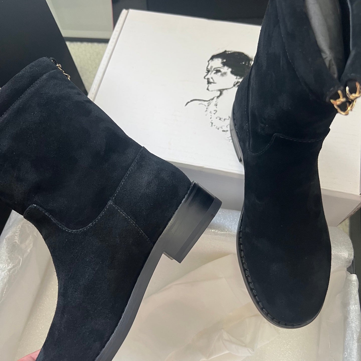 CHANEL – بوت شانيل للكاحل بسحّاب خلفي | خريف/شتاء 2026