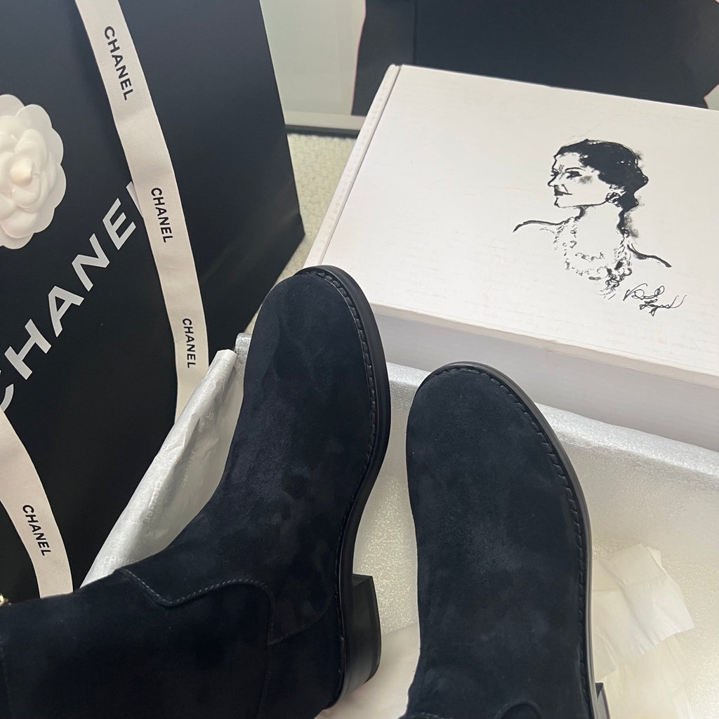 CHANEL – بوت شانيل للكاحل بسحّاب خلفي | خريف/شتاء 2026