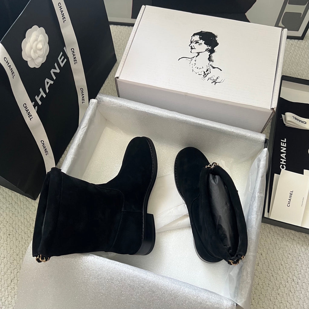 CHANEL – بوت شانيل للكاحل بسحّاب خلفي | خريف/شتاء 2026