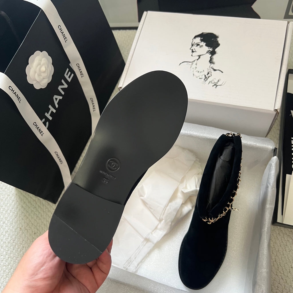 CHANEL – بوت شانيل للكاحل بسحّاب خلفي | خريف/شتاء 2026