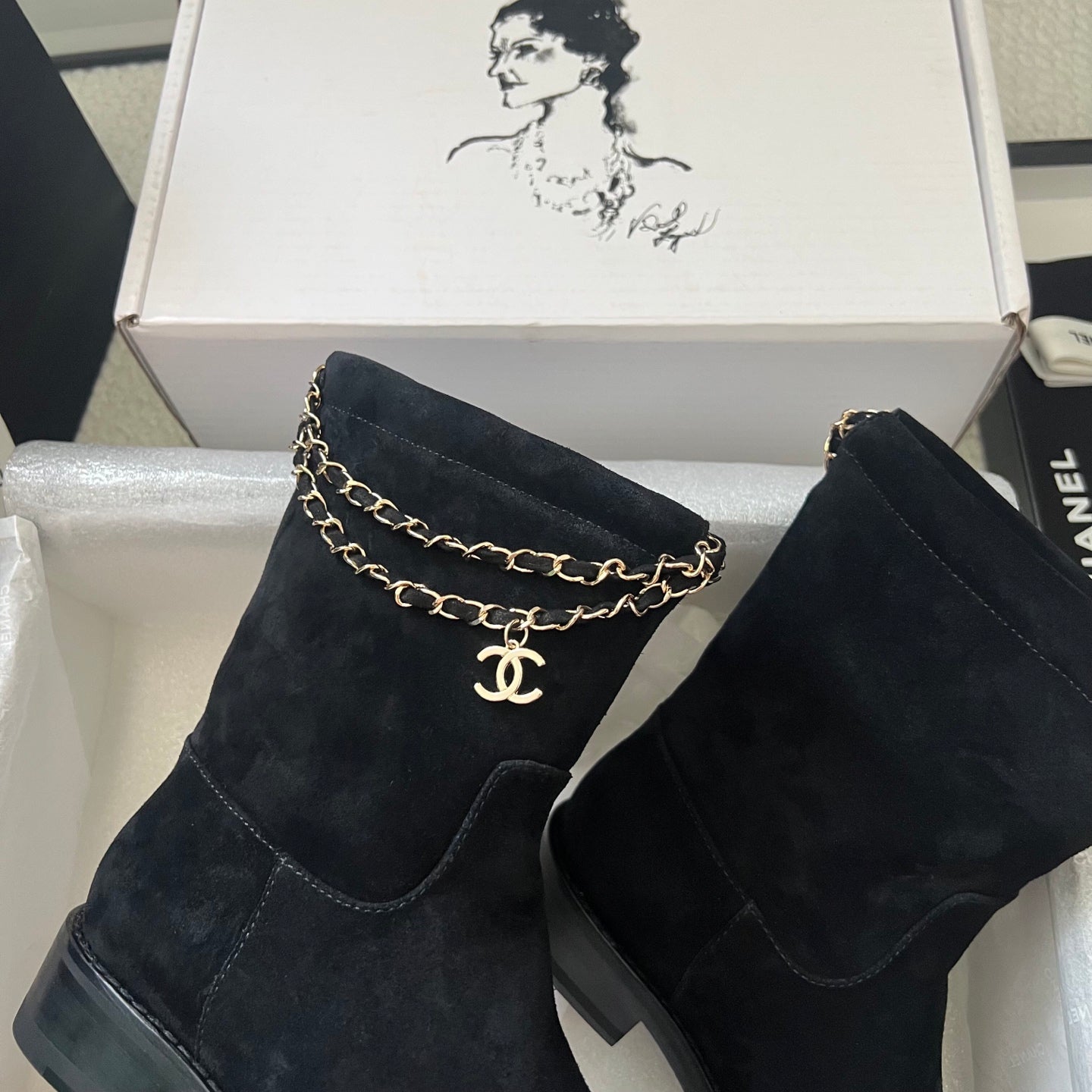 CHANEL – بوت شانيل للكاحل بسحّاب خلفي | خريف/شتاء 2026