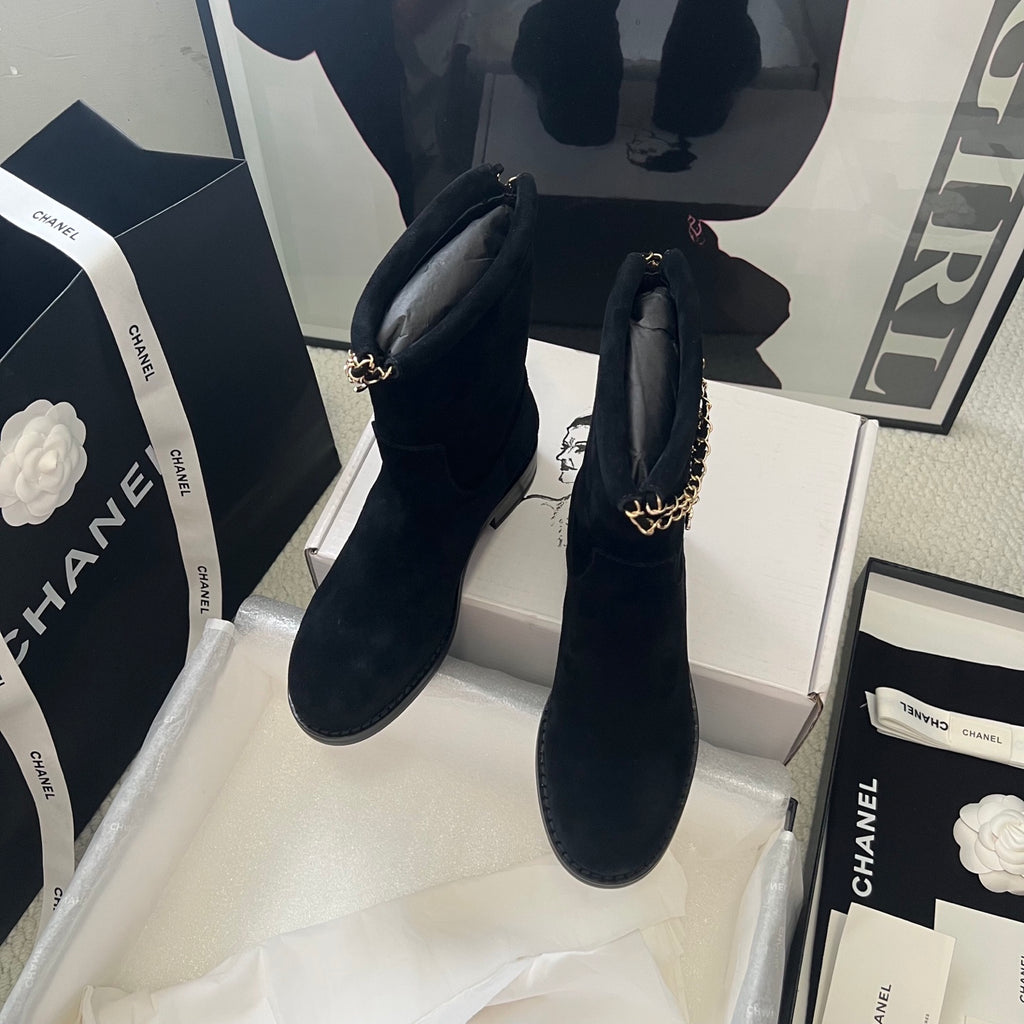 CHANEL – بوت شانيل للكاحل بسحّاب خلفي | خريف/شتاء 2026