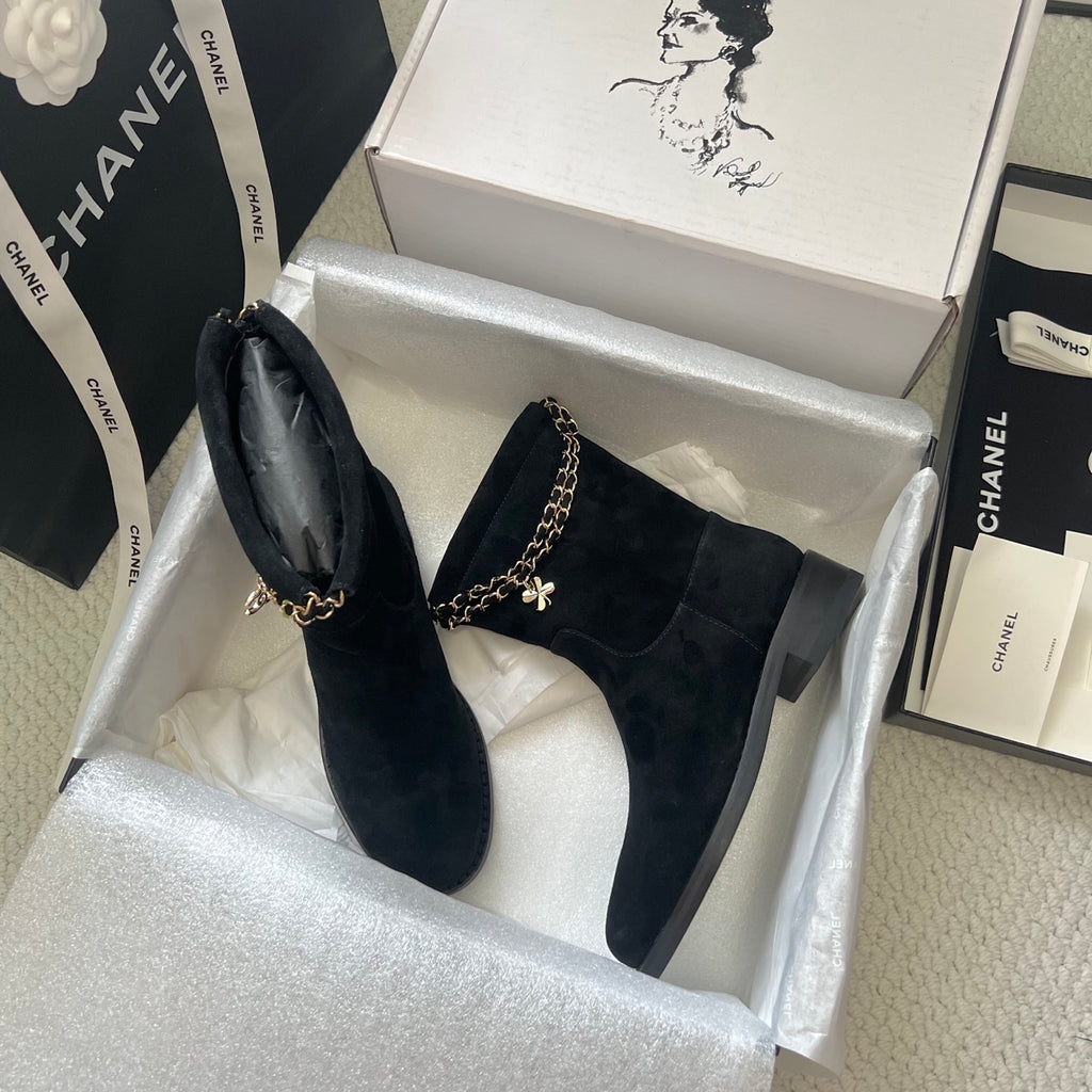 CHANEL – بوت شانيل للكاحل بسحّاب خلفي | خريف/شتاء 2026