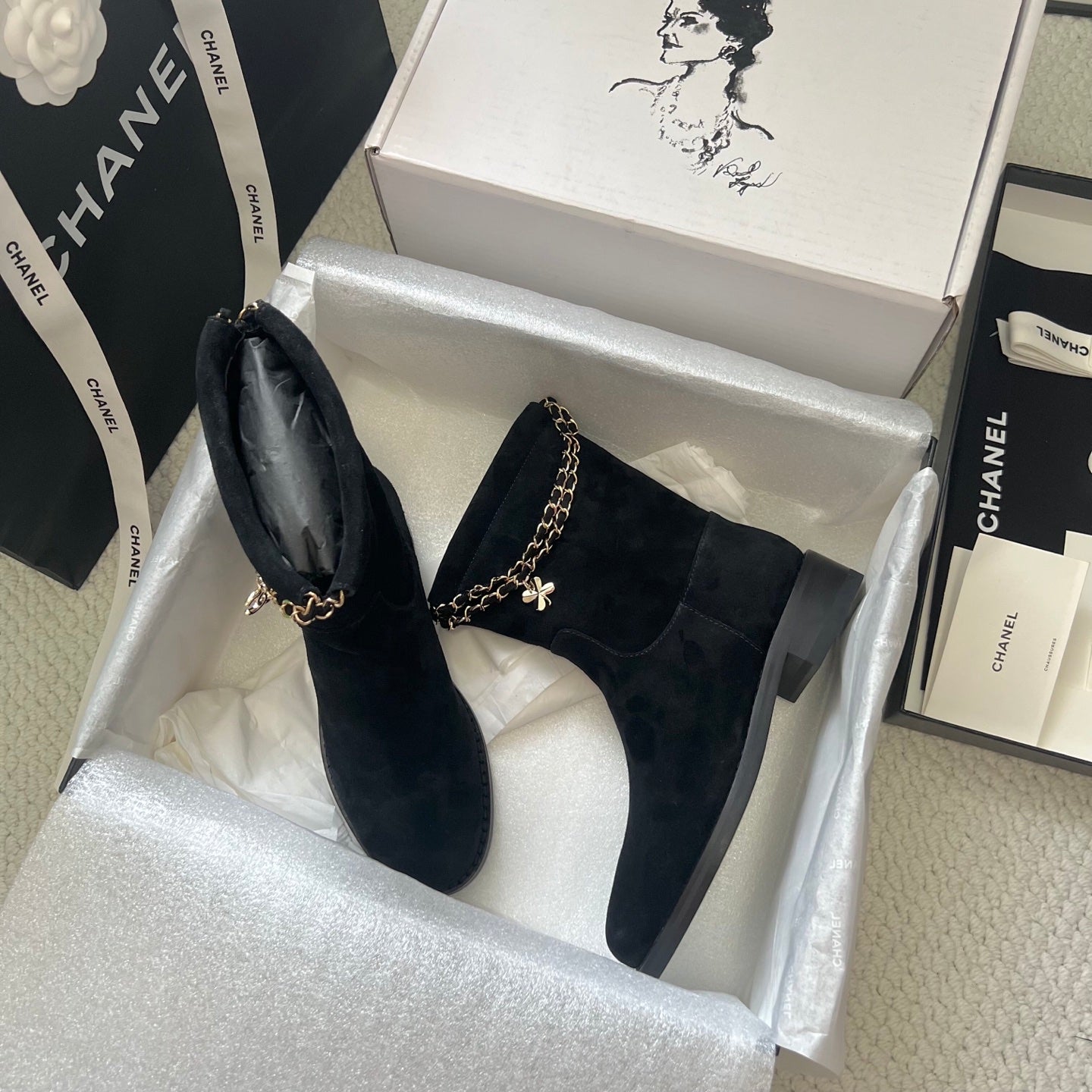 CHANEL – بوت شانيل للكاحل بسحّاب خلفي | خريف/شتاء 2026