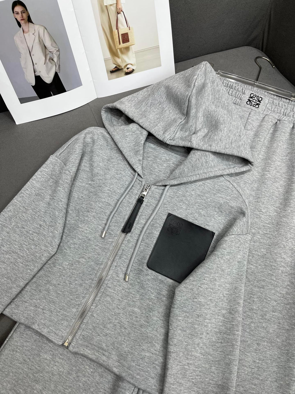 Loewe 24/SS Yeni Sonbahar ve Kış Kapüşonlu Ceket ve Geniş Paça Pantalonlu Takım - Glimmer of Luxury