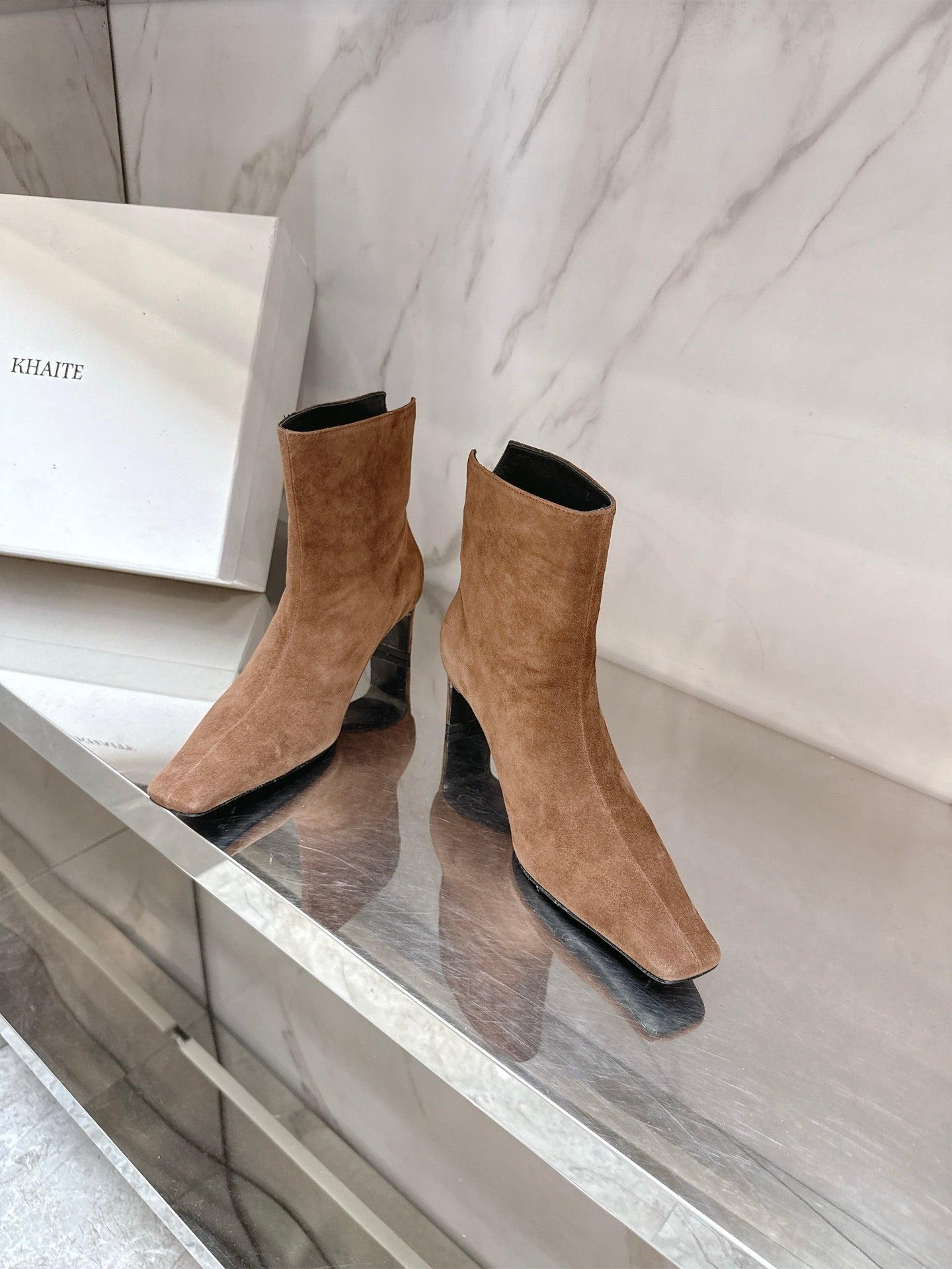 Khaite 2025 حذاء بوت سويدي بكعب رفيع
